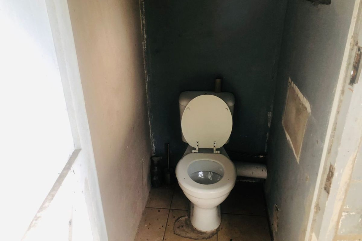 1 Bedroom,1 Bathroom Room to let in Kloof - Photo 5