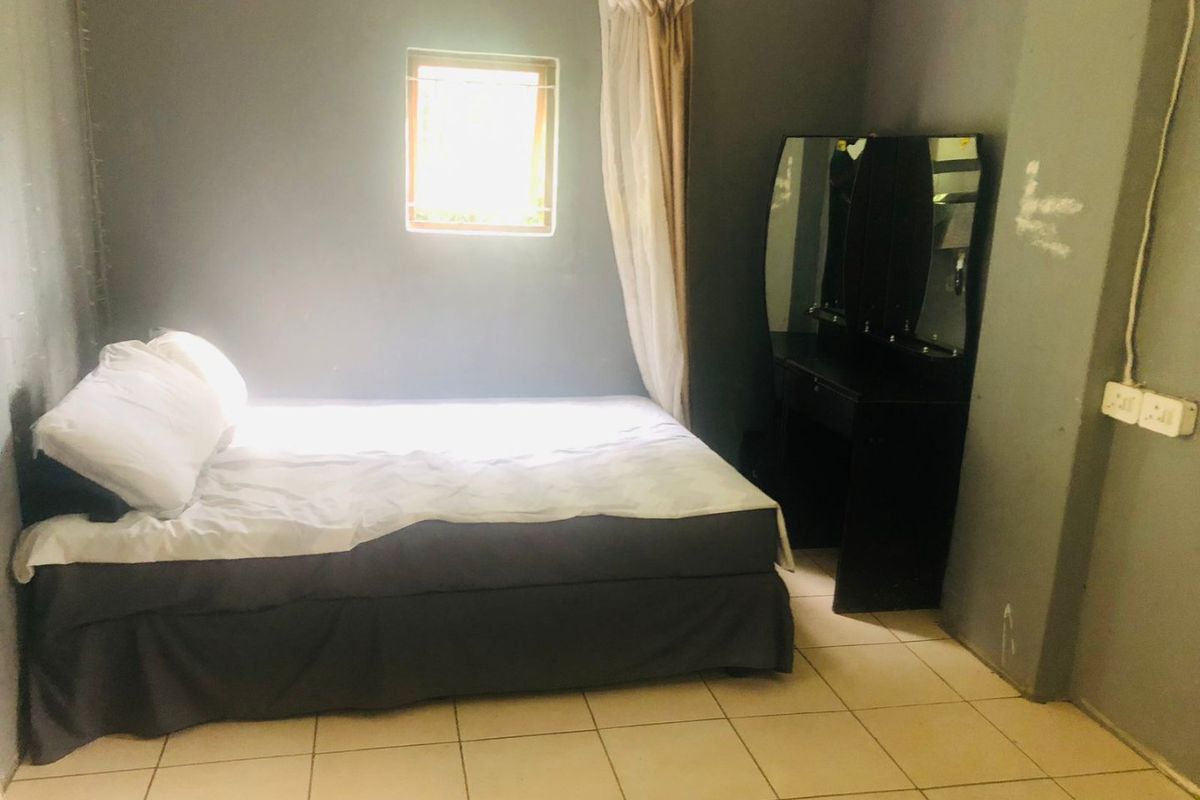 1 Bedroom,1 Bathroom Room to let in Kloof - Photo 3