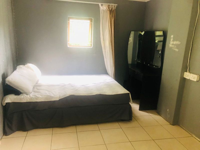 1 Bedroom,1 Bathroom Room to let in Kloof - Photo 3