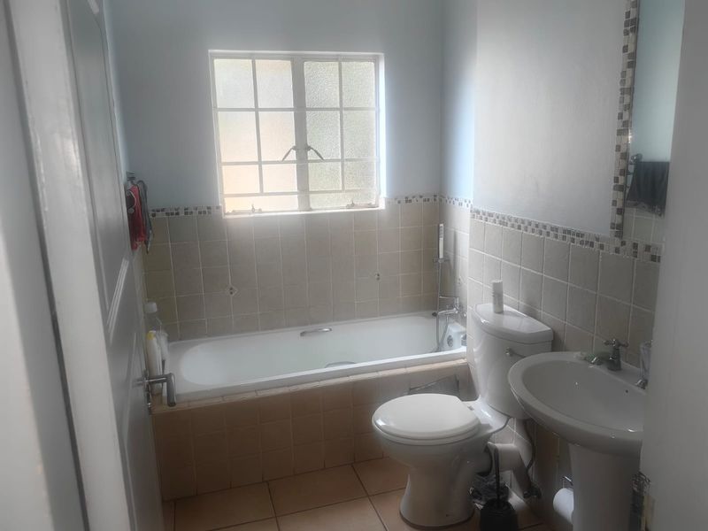 3 bedroom 2 bathroom groundfloor apartment in Castle View,Germiston available for sale - Photo 10