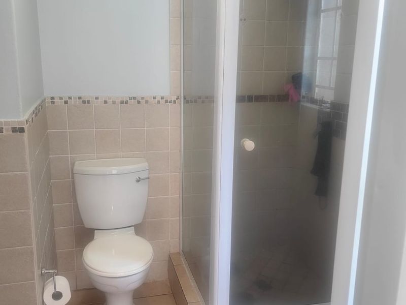 3 bedroom 2 bathroom groundfloor apartment in Castle View,Germiston available for sale - Photo 8
