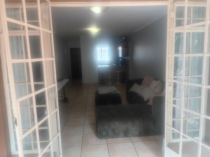 3 bedroom 2 bathroom groundfloor apartment in Castle View,Germiston available for sale - Photo 4