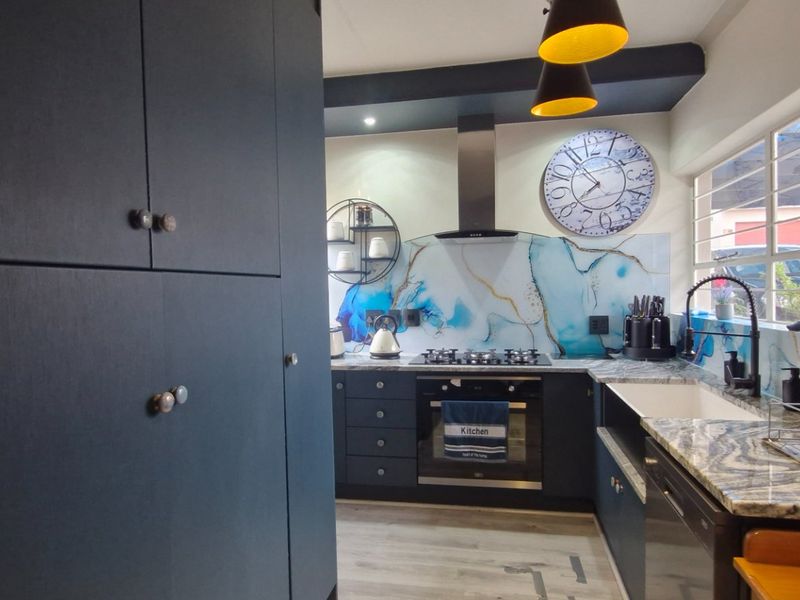 Gorgeous Modern Open Plan ,,,,,,,,,, 3 Bedrooms ,,2 Bathrooms,, Stunning  Open Plan Kitchen  Townhouse. - Photo 6