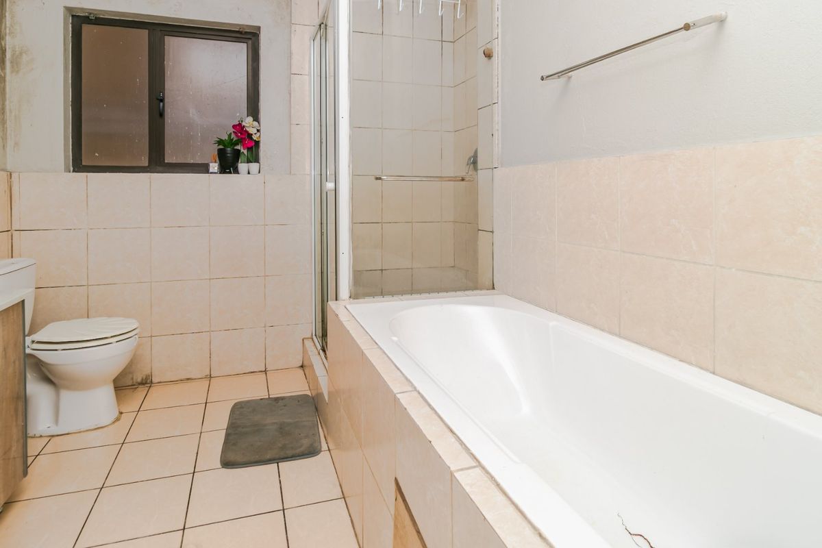 This spacious two-bedroom ground floor apartment in the sought-after Carlswald complex  - Photo 4