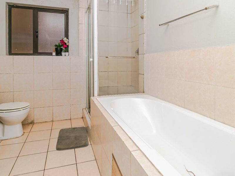 This spacious two-bedroom ground floor apartment in the sought-after Carlswald complex  - Photo 4