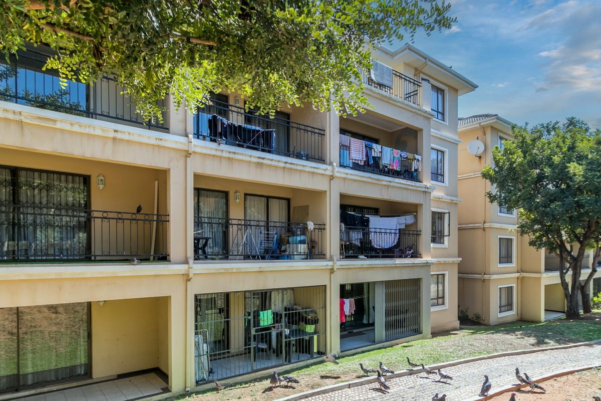 This spacious two-bedroom ground floor apartment in the sought-after Carlswald complex  - Photo 2