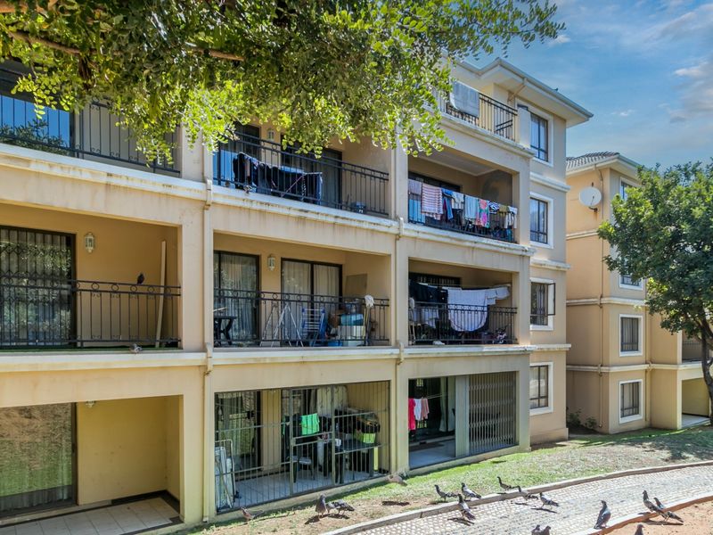 This spacious two-bedroom ground floor apartment in the sought-after Carlswald complex  - Photo 2