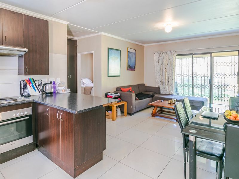 This spacious two-bedroom ground floor apartment in the sought-after Carlswald complex  - Photo 9