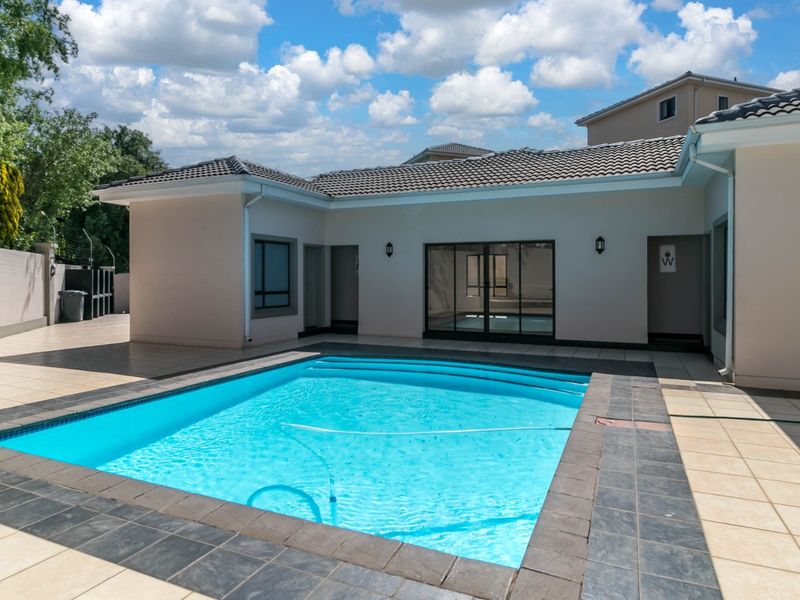 This spacious two-bedroom ground floor apartment in the sought-after Carlswald complex  - Photo 10