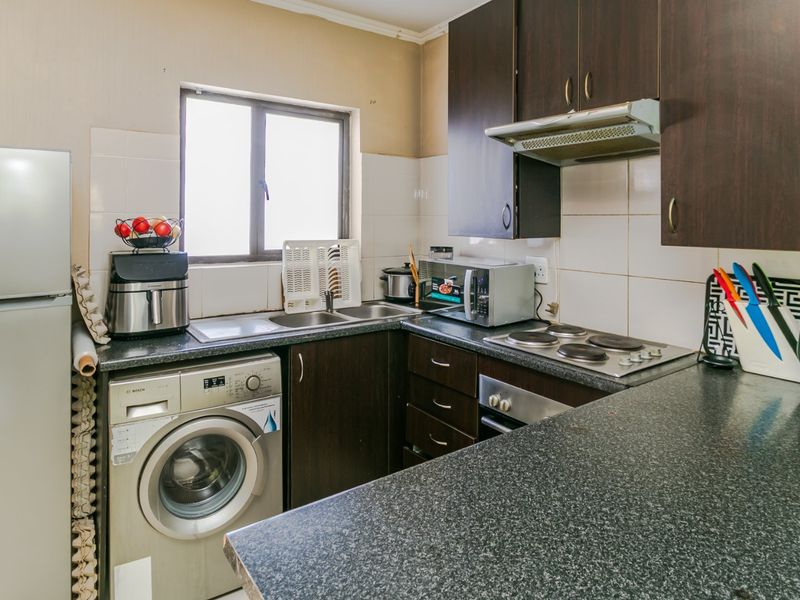This spacious two-bedroom ground floor apartment in the sought-after Carlswald complex  - Photo 8