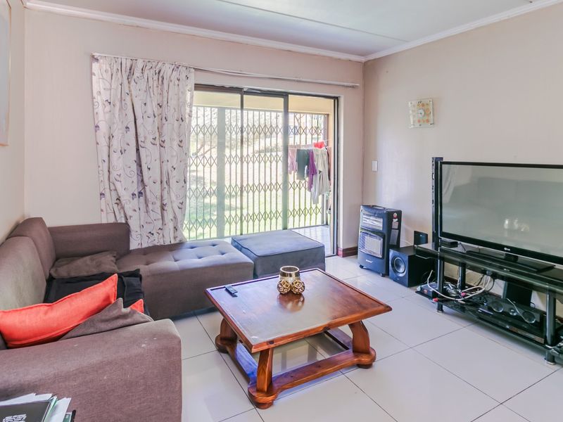 This spacious two-bedroom ground floor apartment in the sought-after Carlswald complex  - Photo 10