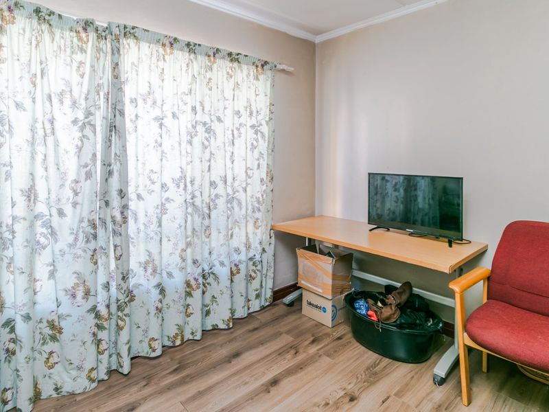 This spacious two-bedroom ground floor apartment in the sought-after Carlswald complex  - Photo 8