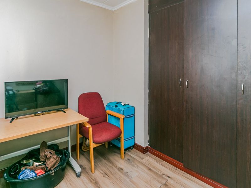 This spacious two-bedroom ground floor apartment in the sought-after Carlswald complex  - Photo 7