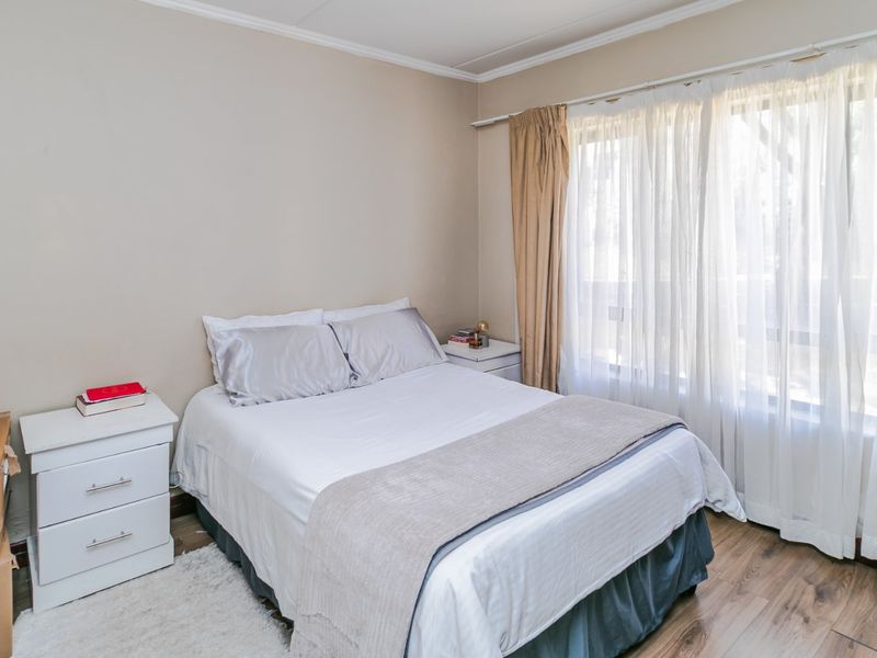 This spacious two-bedroom ground floor apartment in the sought-after Carlswald complex  - Photo 6