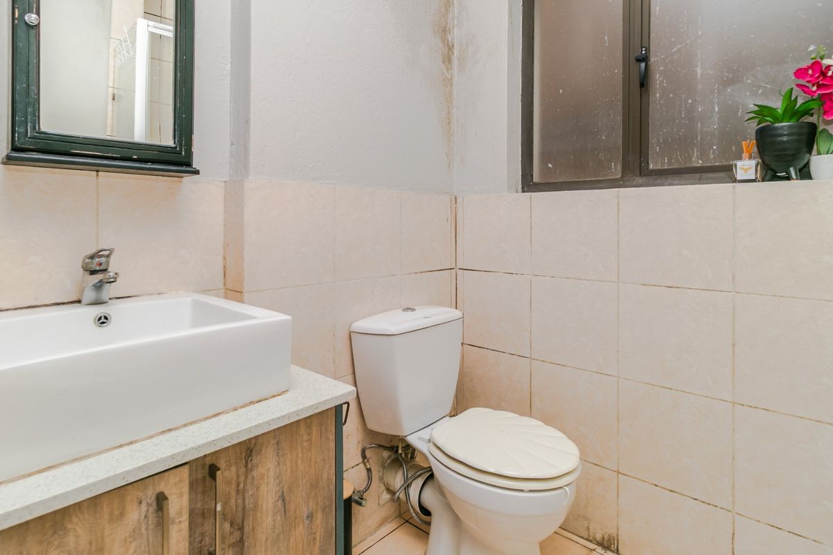 This spacious two-bedroom ground floor apartment in the sought-after Carlswald complex  - Photo 3