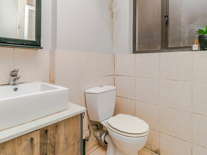 This spacious two-bedroom ground floor apartment in the sought-after Carlswald complex  - Photo 3