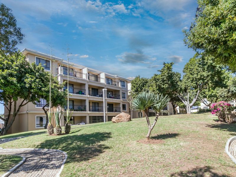 This spacious two-bedroom ground floor apartment in the sought-after Carlswald complex  - Photo 1