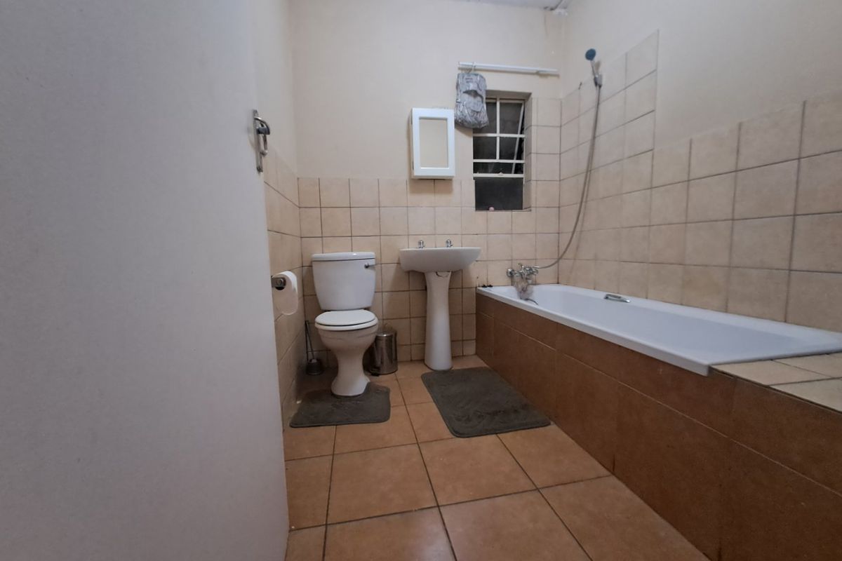 Convenient Living in Grand Central. - Photo 5