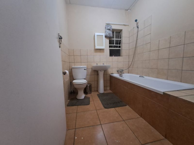 Convenient Living in Grand Central. - Photo 5