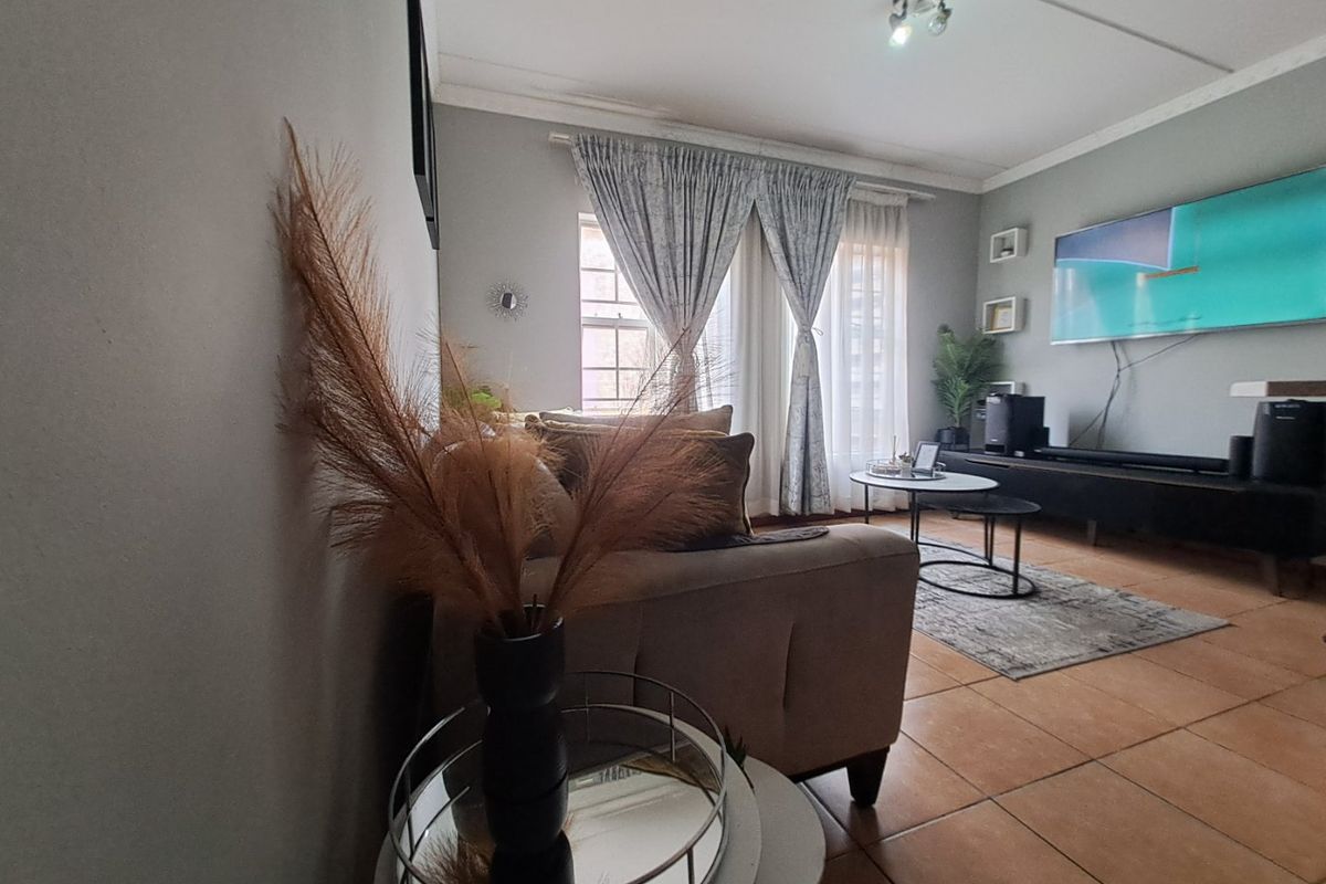 Convenient Living in Grand Central. - Photo 2