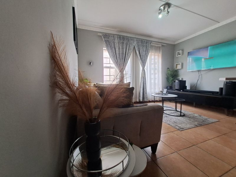 Convenient Living in Grand Central. - Photo 2