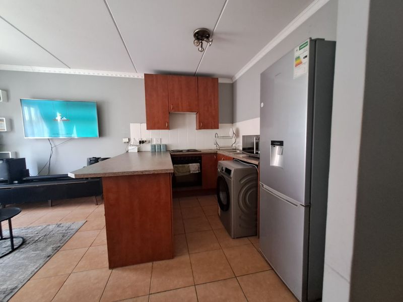 Convenient Living in Grand Central. - Photo 10