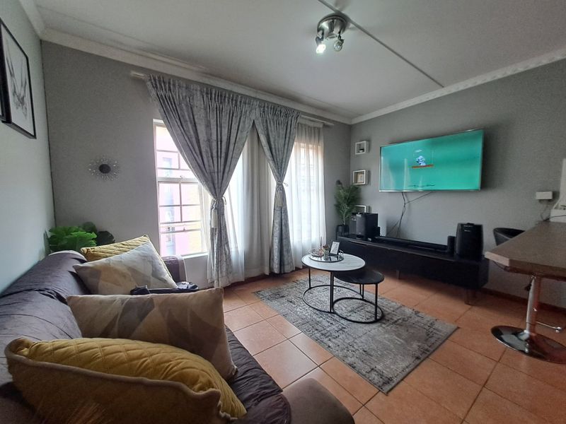 Convenient Living in Grand Central. - Photo 8