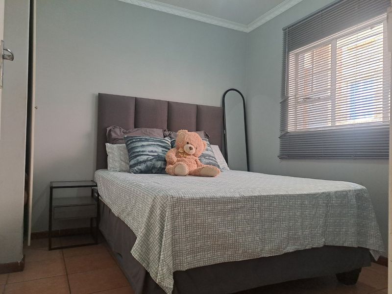 Convenient Living in Grand Central. - Photo 6