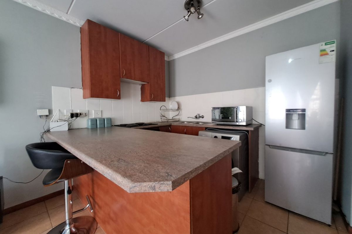 Convenient Living in Grand Central. - Photo 3