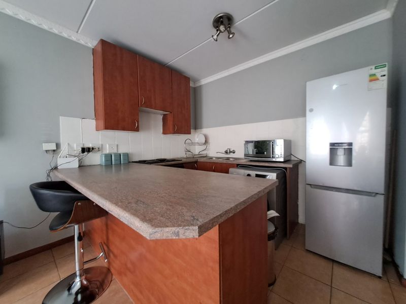 Convenient Living in Grand Central. - Photo 3