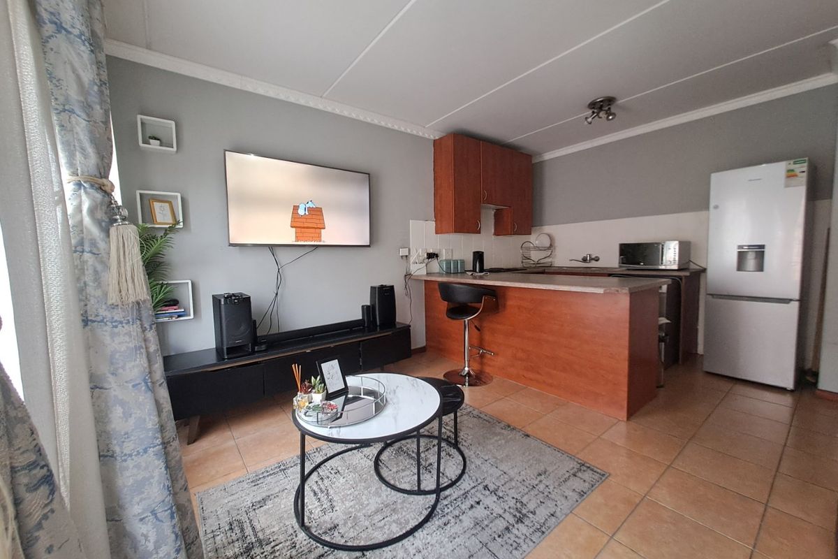 Convenient Living in Grand Central. - Photo 4