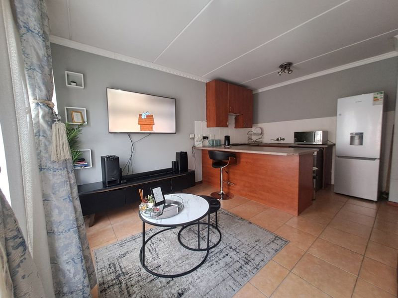 Convenient Living in Grand Central. - Photo 4