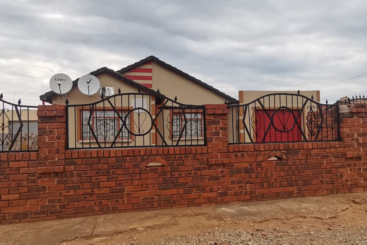 2 Spacious Bedroom House - Photo 3