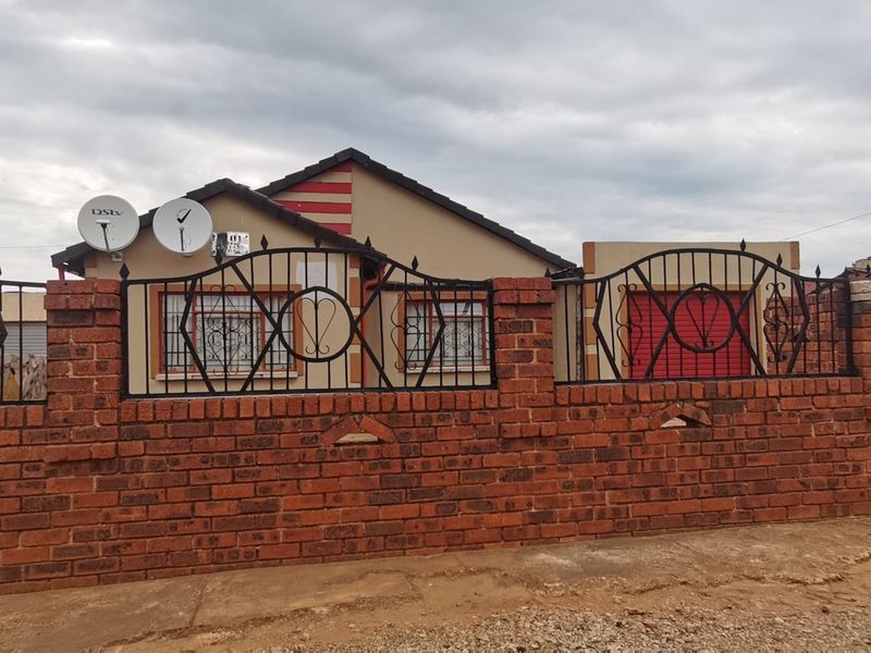 2 Spacious Bedroom House - Photo 3