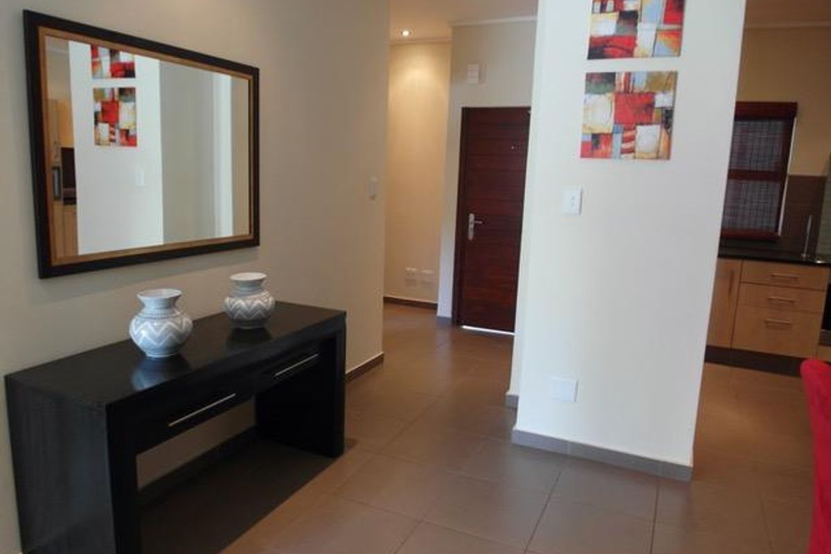 FURNISHED 2 BED UNIT NEAR BENMORE SHOPPING CENTRE - Photo 2