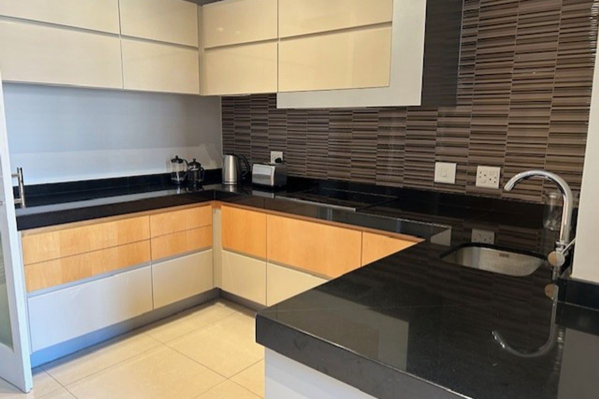 FURNISHED 2 BED UNIT WITH 24HR CONCIERGE SERVICE - Photo 4