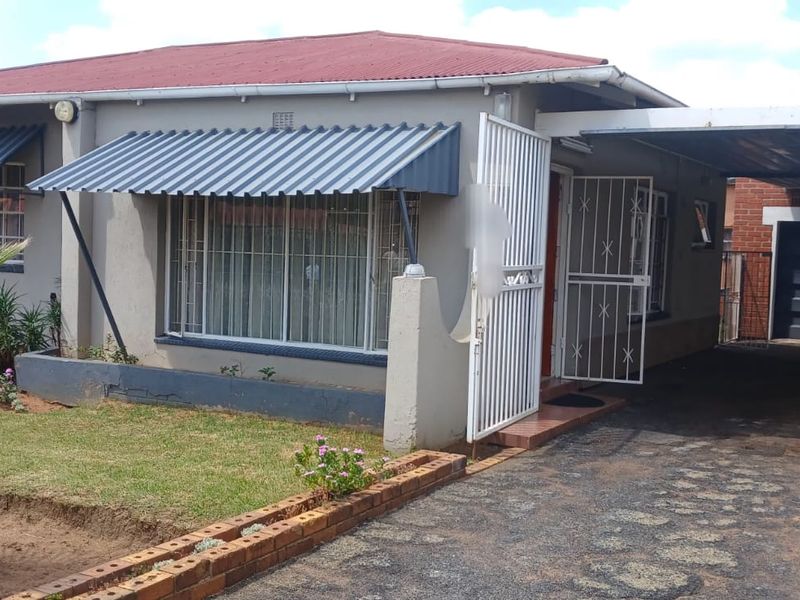 Spacious 3 Bedroom Home on 600sqm Stand – Prime Crown Gardens Location! - Photo 2