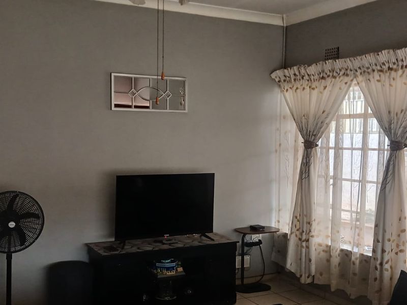 Spacious 3 Bedroom Home on 600sqm Stand – Prime Crown Gardens Location! - Photo 5