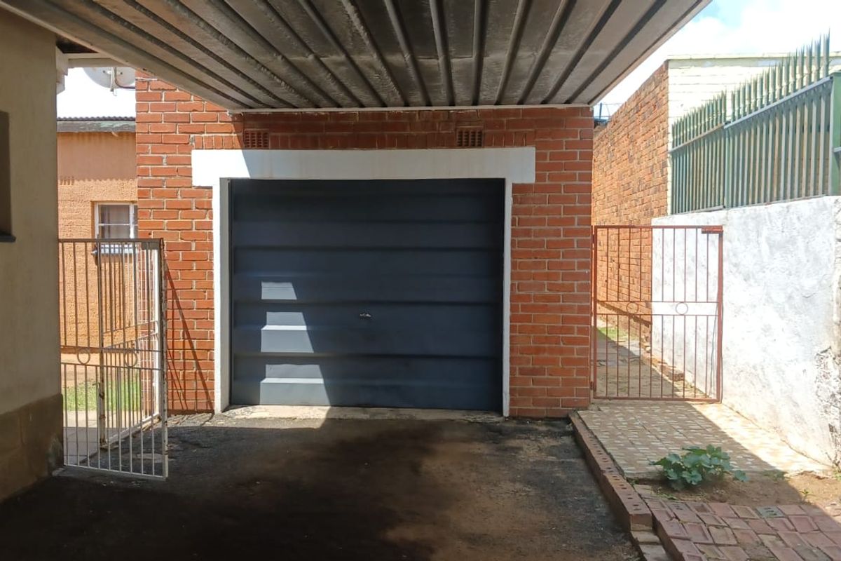 Spacious 3 Bedroom Home on 600sqm Stand – Prime Crown Gardens Location! - Photo 4