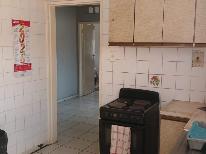 Spacious 3 Bedroom Home on 600sqm Stand – Prime Crown Gardens Location! - Photo 9