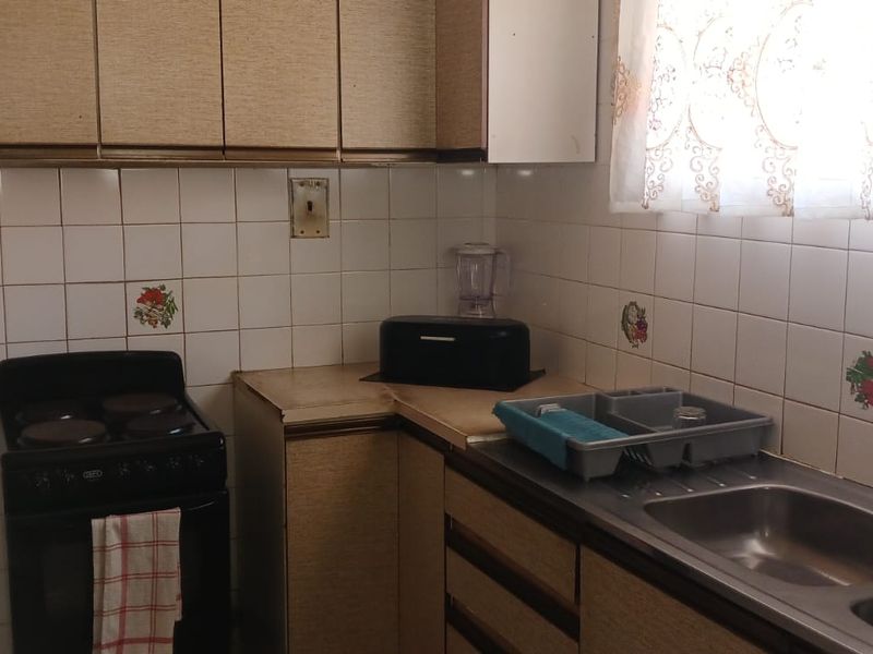 Spacious 3 Bedroom Home on 600sqm Stand – Prime Crown Gardens Location! - Photo 8