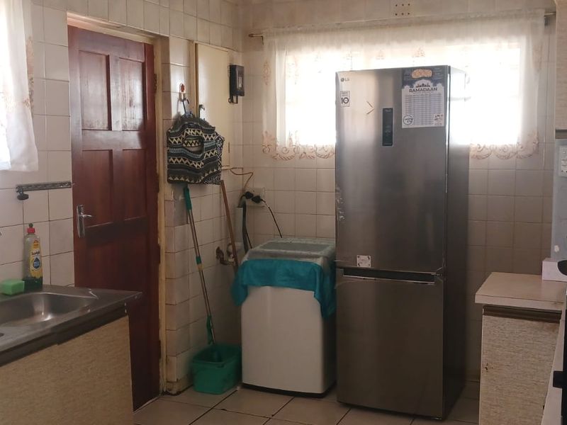 Spacious 3 Bedroom Home on 600sqm Stand – Prime Crown Gardens Location! - Photo 7