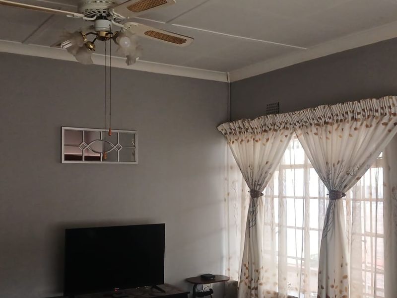 Spacious 3 Bedroom Home on 600sqm Stand – Prime Crown Gardens Location! - Photo 6