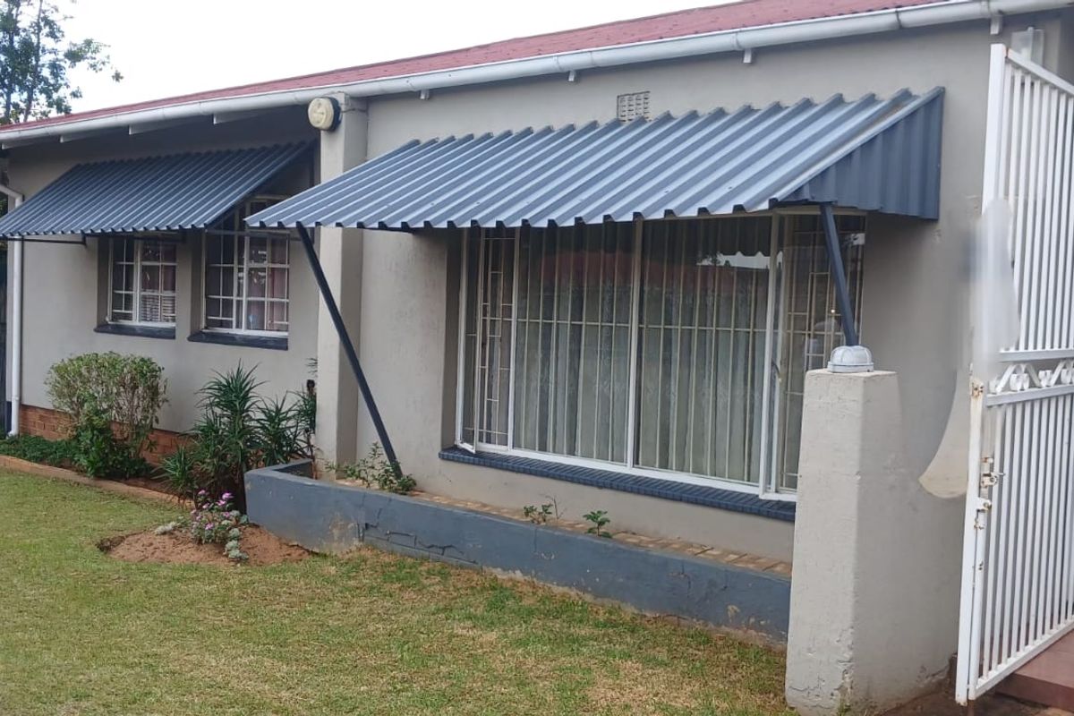 Spacious 3 Bedroom Home on 600sqm Stand – Prime Crown Gardens Location! - Photo 3