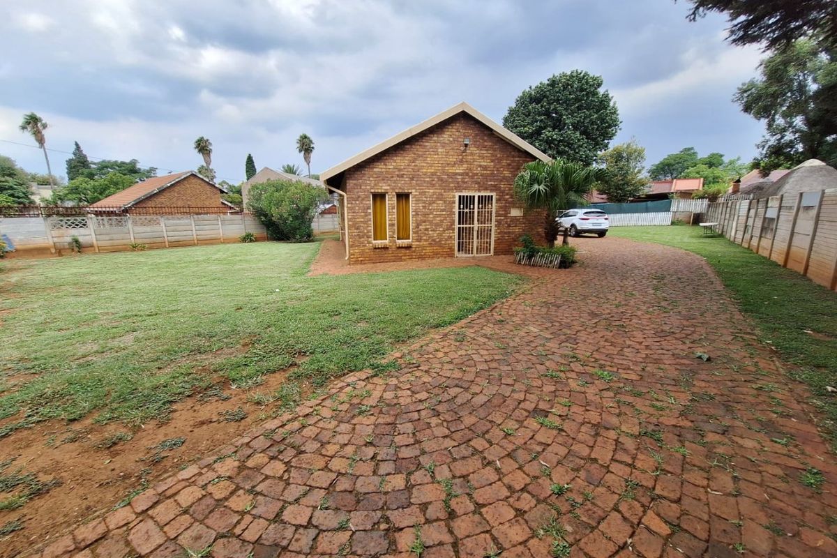 Heuweloord, Centurion – Spacious Family Home on Large Stand - Photo 2