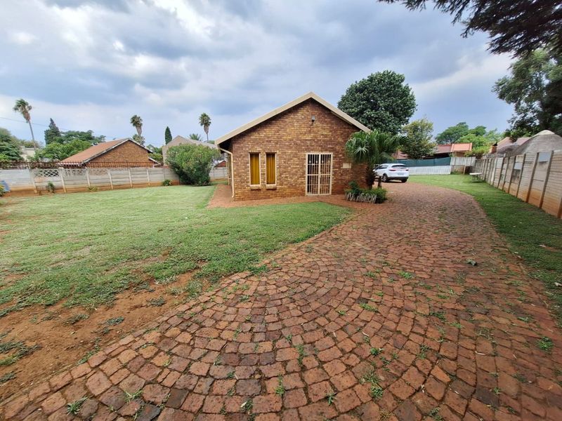 Heuweloord, Centurion – Spacious Family Home on Large Stand - Photo 2