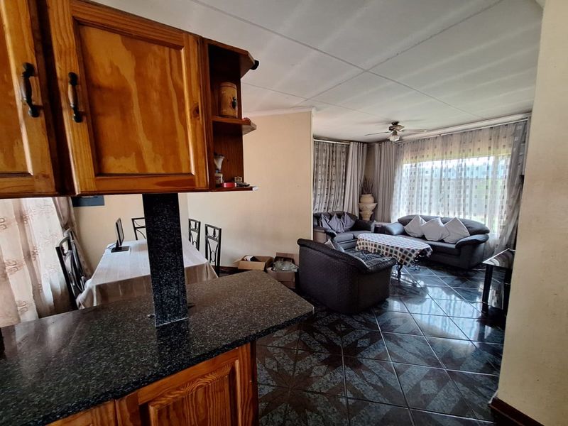 Heuweloord, Centurion – Spacious Family Home on Large Stand - Photo 10