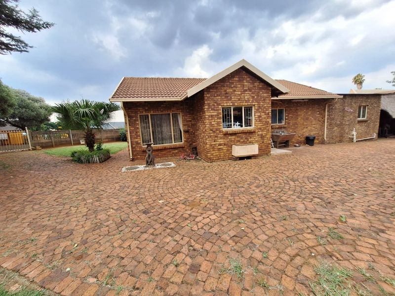 Heuweloord, Centurion – Spacious Family Home on Large Stand - Photo 9