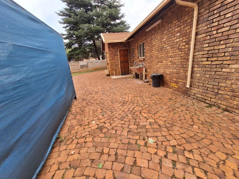 Heuweloord, Centurion – Spacious Family Home on Large Stand - Photo 7