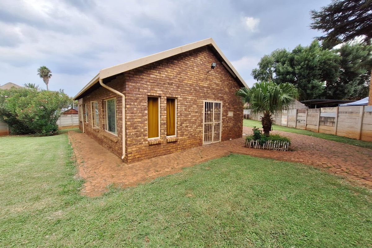 Heuweloord, Centurion – Spacious Family Home on Large Stand - Photo 3